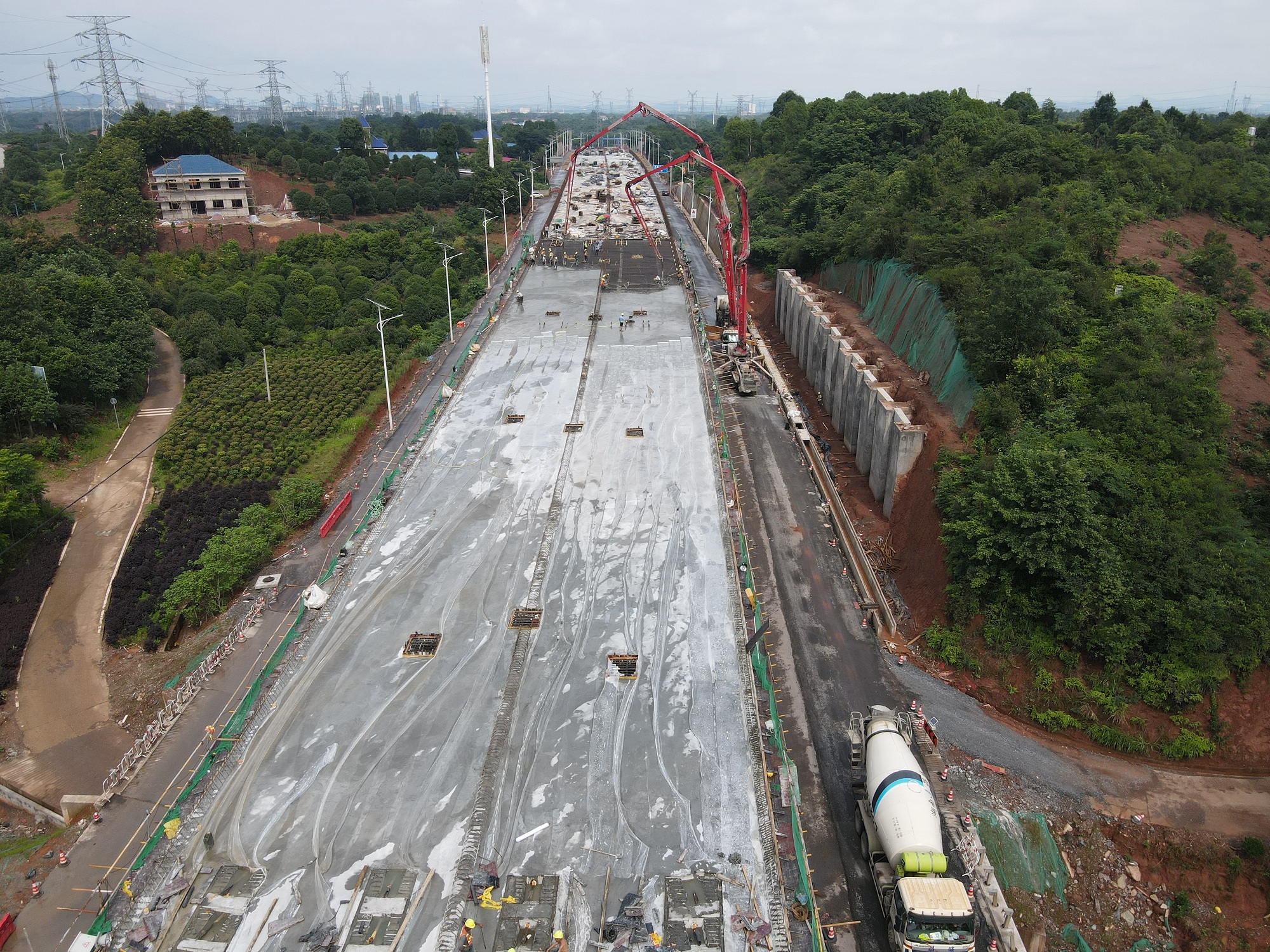 20200619127352.jpg Y325橋現(xiàn)澆箱梁澆筑現(xiàn)場(chǎng).jpg