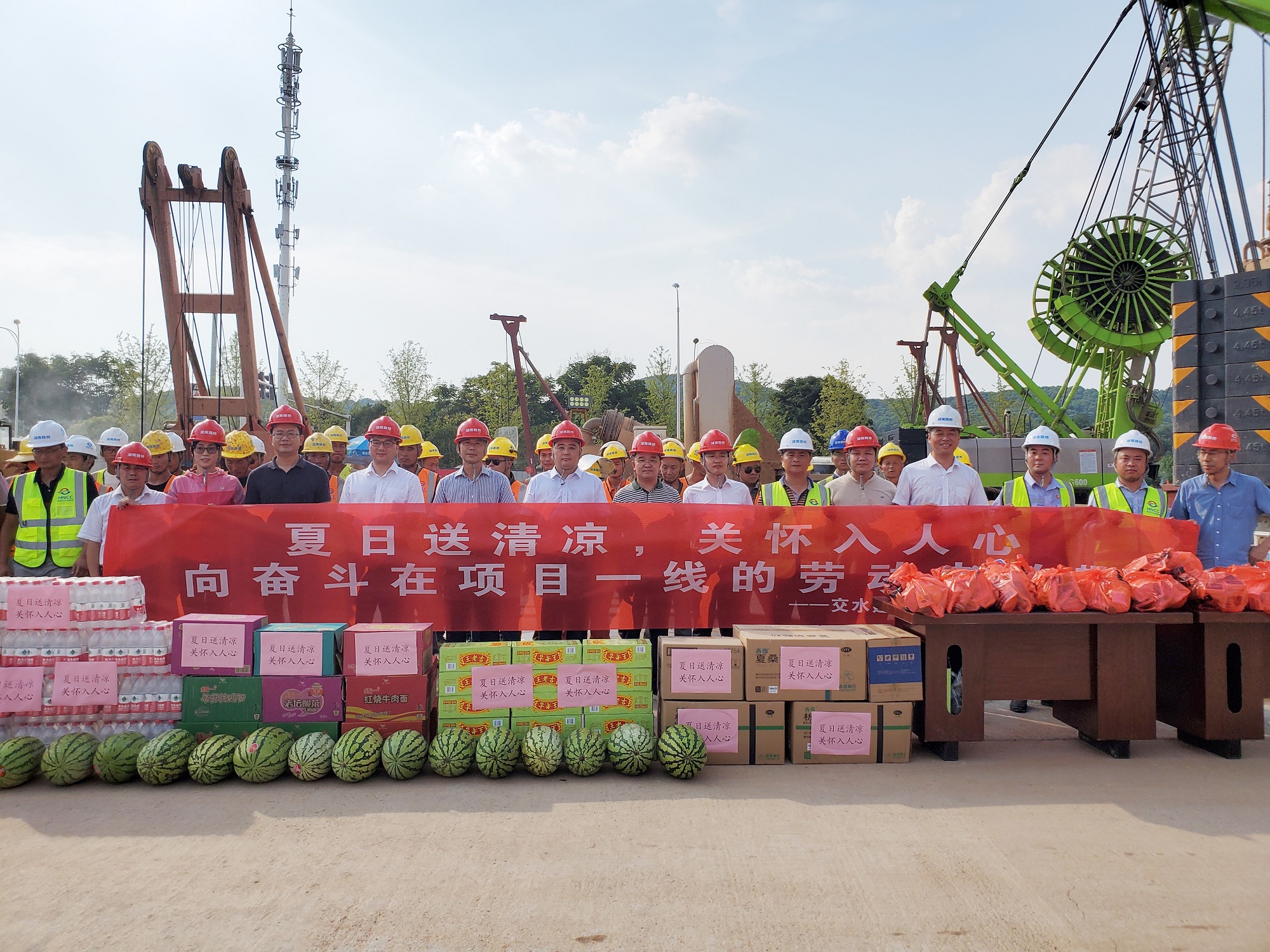 20200831834945.jpg 交水建集團(tuán)到西環(huán)線送清涼慰問(wèn)_副本.jpg