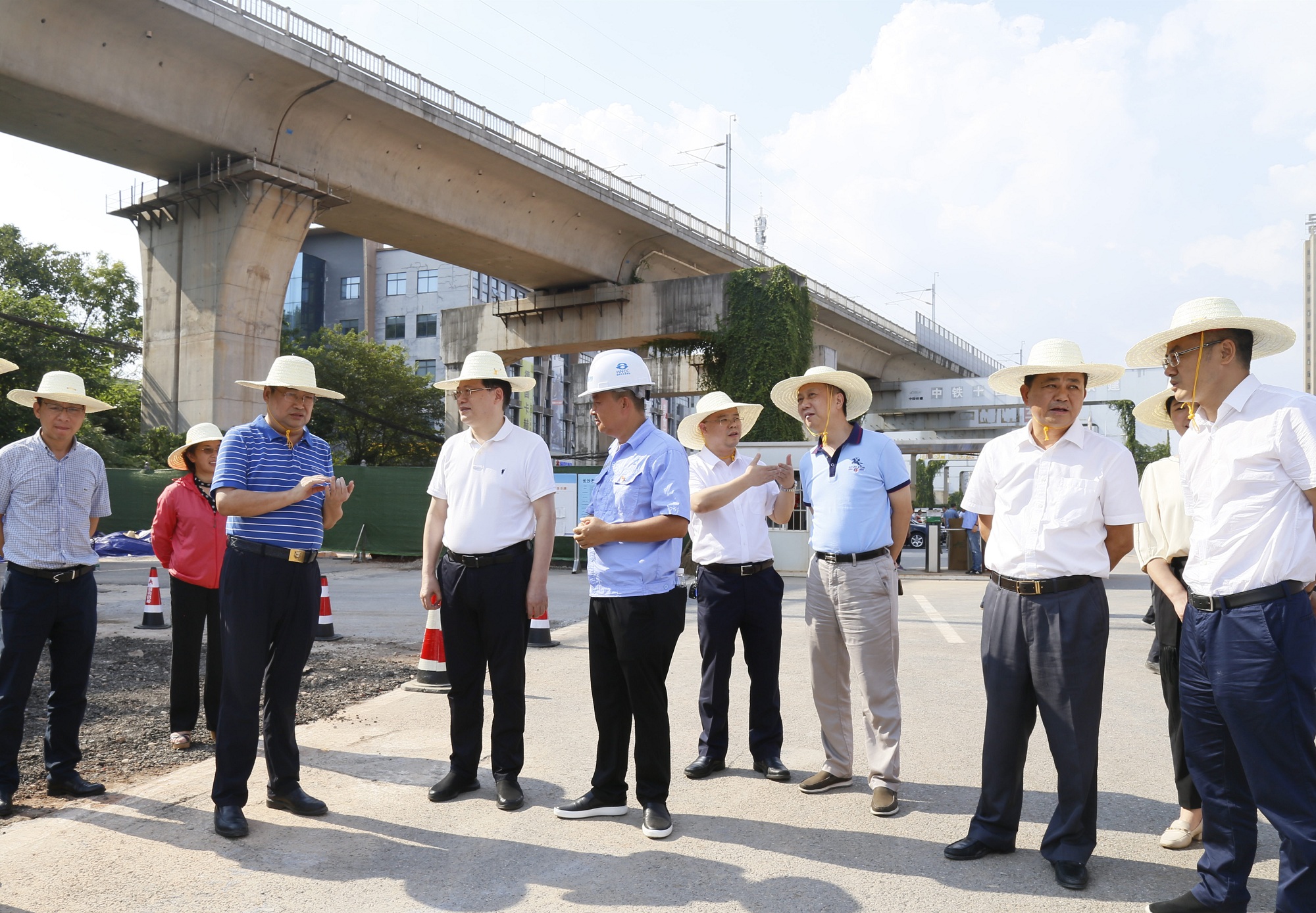 方聯(lián)民、周雄飛慰問芙蓉大道快改項目調(diào)研慰問_MG_2040_副本.jpg