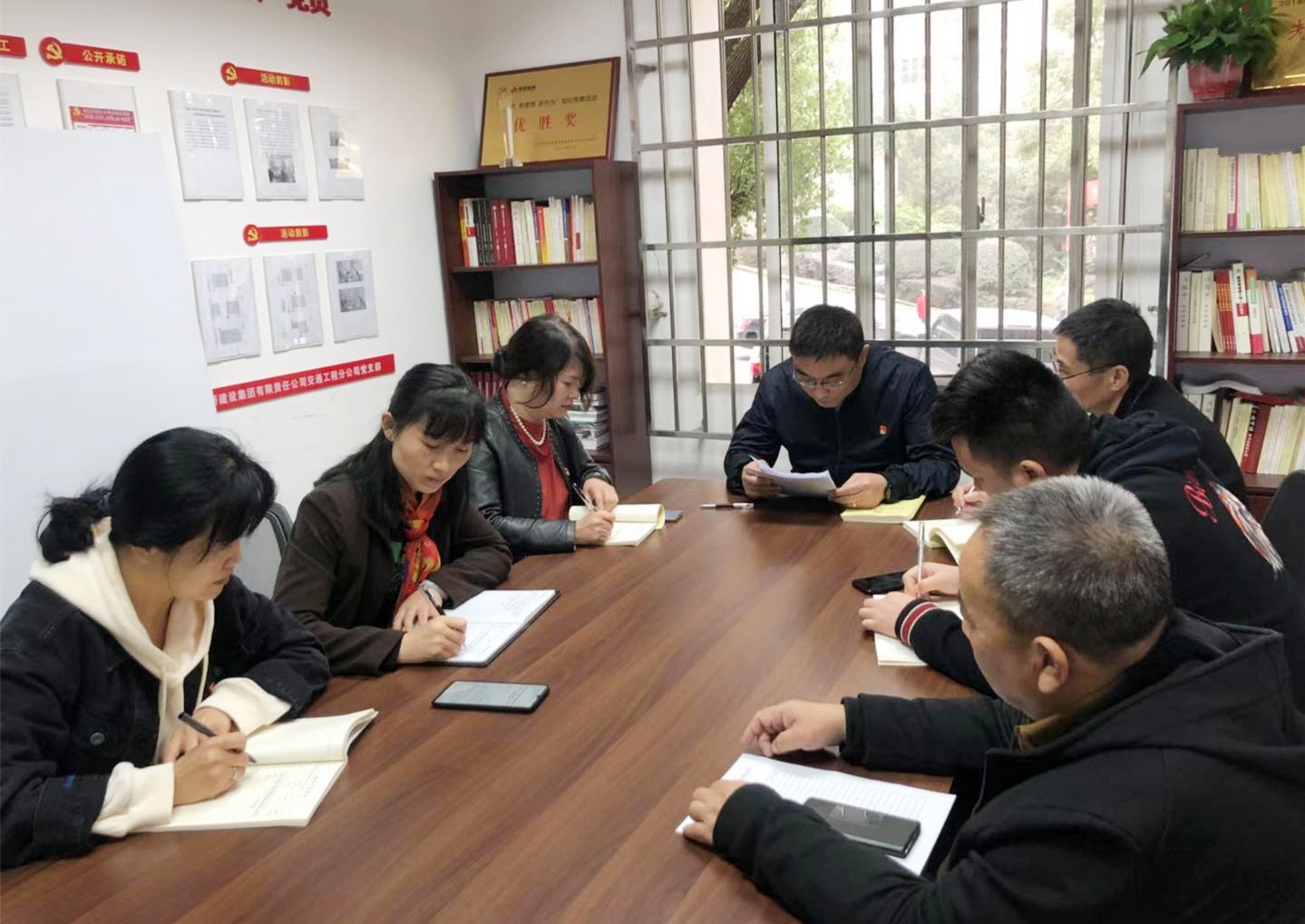 11月20日，交通工程黨支部專(zhuān)題學(xué)習(xí)黨的十九屆五中全會(huì)精神_副本.jpg