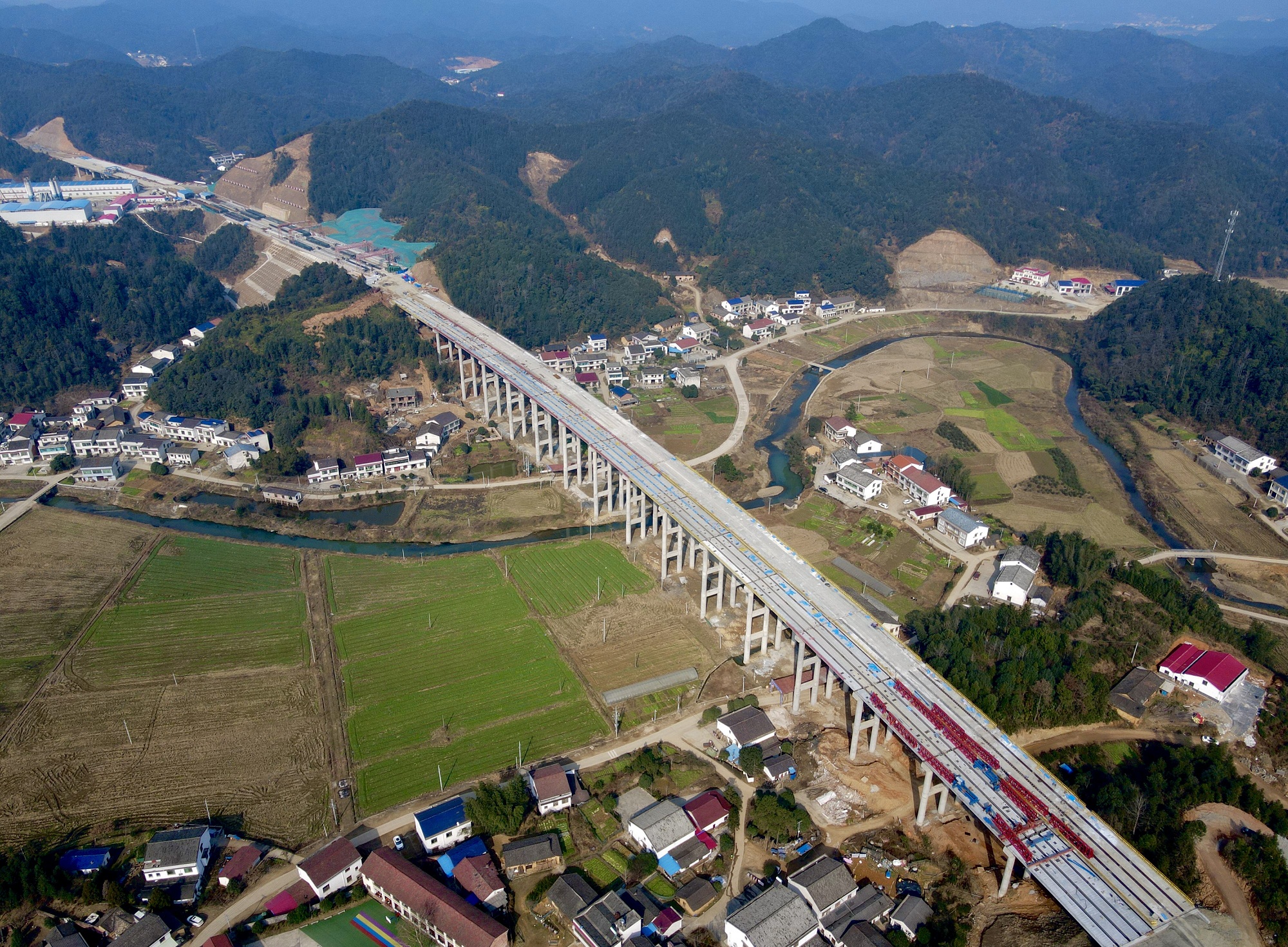 20210111811106.jpg 平益八標清潭村大橋梁片架設完成7_副本.jpg