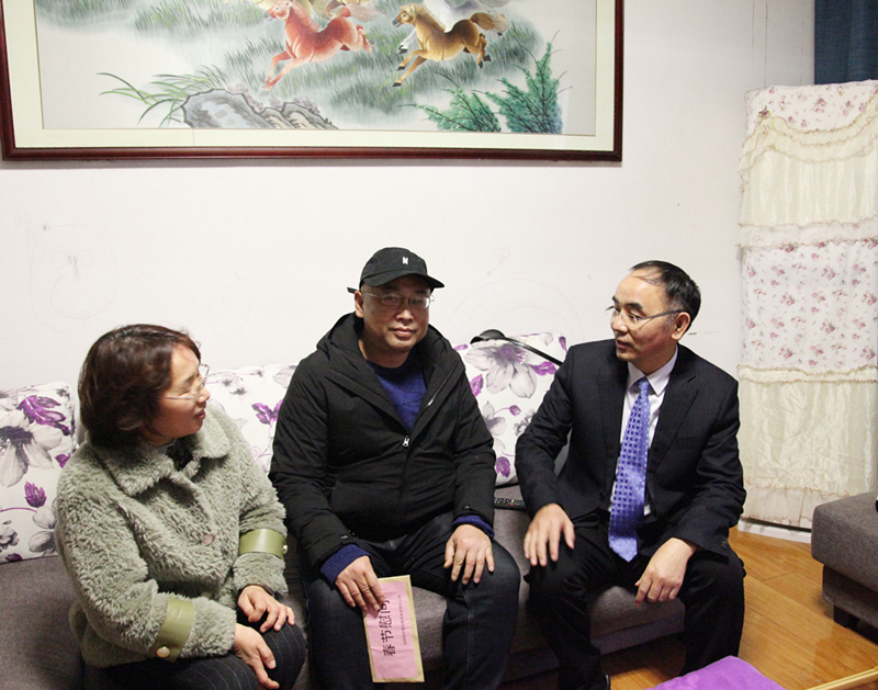 3、王術(shù)飛慰問周偉奇_9040_副本_副本.jpg