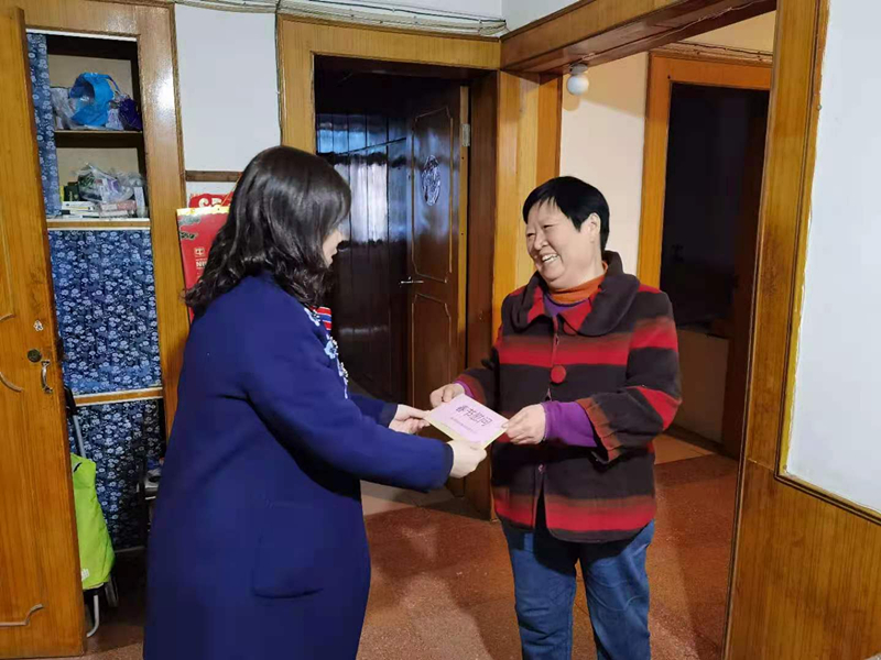 12、2月7日，李青慰問困難退休群眾唐名華_副本.jpg