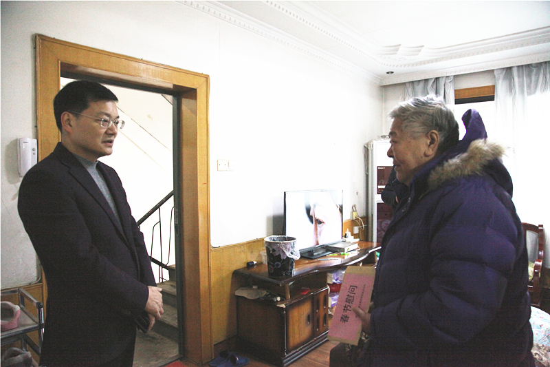 1、楊宏偉慰問困難職工李文及其母親_副本_副本.jpg
