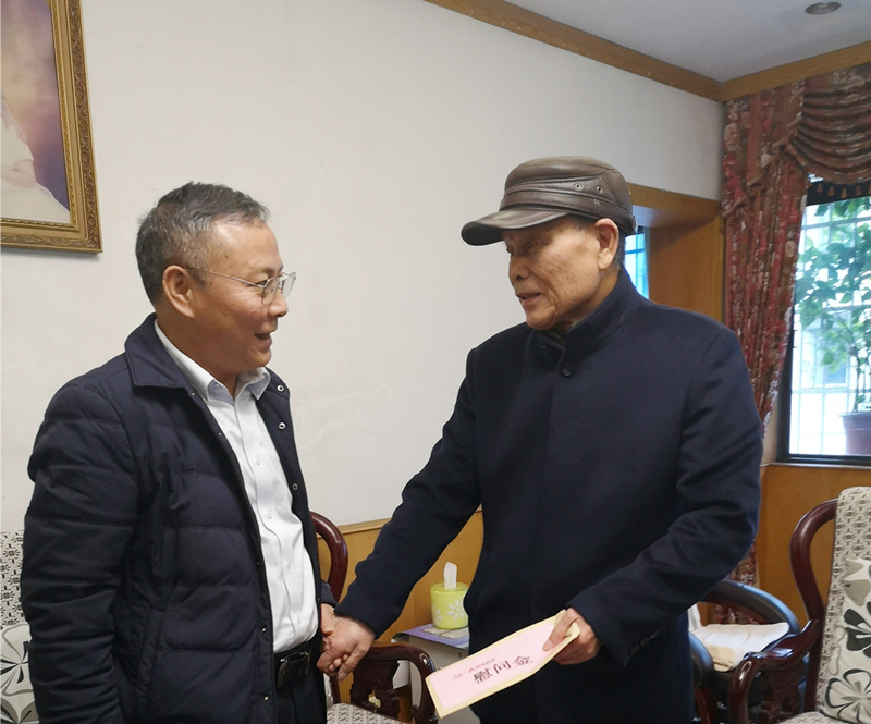 5、2月8日，陳國初慰問老黨員陳國斌_副本_副本.jpg