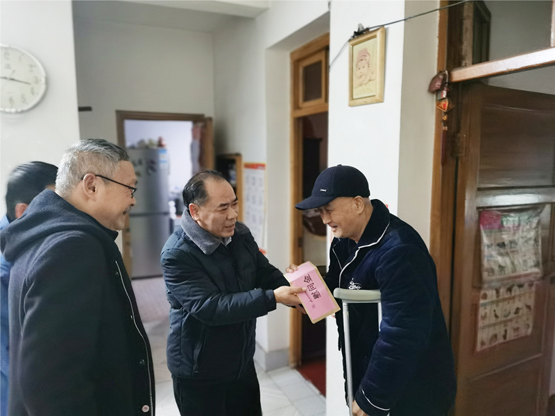 6、2月8日，盛希慰問黨員黃勵,到家中對其重病出院的父親。_副本_副本.jpg
