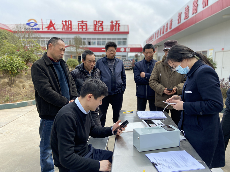 20220711116134.jpg 2 2021年3月12日項目部特邀請銀行工作人員現(xiàn)場為農(nóng)民工兄弟辦理工資卡.jpg