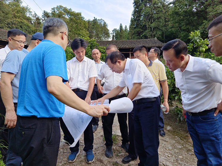 20220727132895.jpg 高速集團總工程師周棟梁檢查洞庭溪沅水特大橋項目前期工作.jpg