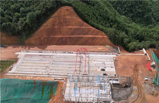 圖為一號梁場建設(shè)現(xiàn)場.jpg
