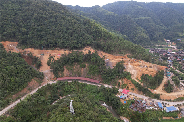 汀坪溪大橋9-18號樁基位置全部位于陡坡之上.jpg