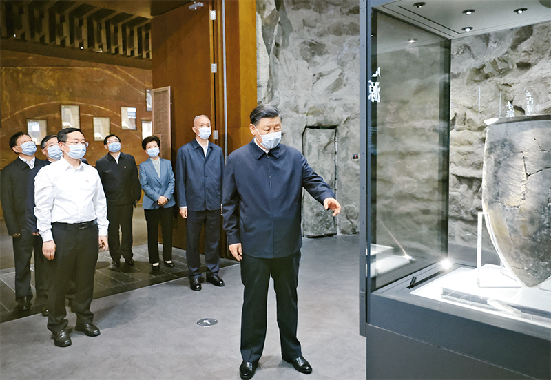 2023年6月2日，中共中央總書記、國(guó)家主席、中央軍委主席習(xí)近平在北京出席文化傳承發(fā)展座談會(huì)并發(fā)表重要講話。這是座談會(huì)前，習(xí)近平2日下午在中國(guó)歷史研究院考察。 新華社記者 鞠鵬/攝