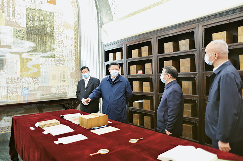 2023年6月2日，中共中央總書記、國(guó)家主席、中央軍委主席習(xí)近平在北京出席文化傳承發(fā)展座談會(huì)并發(fā)表重要講話。這是座談會(huì)前，習(xí)近平1日下午在中國(guó)國(guó)家版本館考察時(shí)，在蘭臺(tái)洞庫(kù)了解館藏精品版本保存情況。 新華社記者 鞠鵬/攝